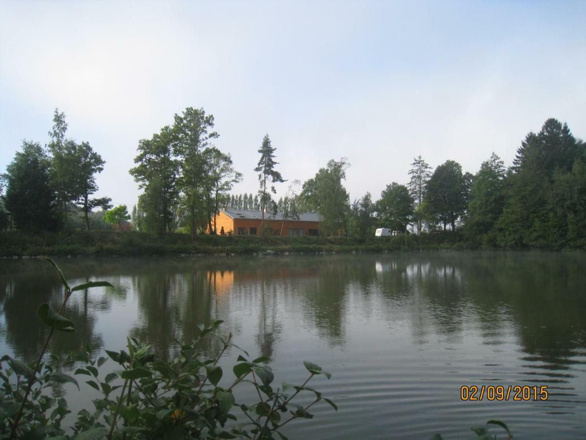 Florennes Gite Neuf 150 M2 Devant Un Grand Lac Prive De 2 Hectares Poissonneux Au Milieu Des Bois Exteriör bild